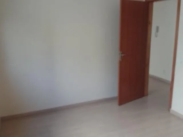 Imagem 4: Imóvel em bairro silencioso e tranqüilo com acesso à restaurante na esquina da Av