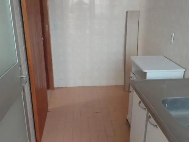 Imagem 5: Imóvel em bairro silencioso e tranqüilo com acesso à restaurante na esquina da Av