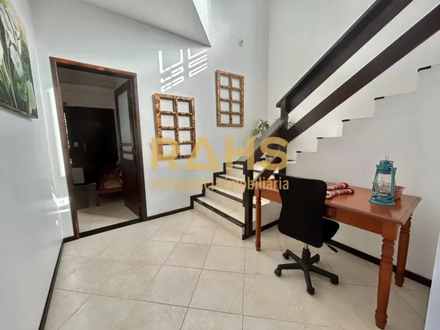 Imagem 6: Sobrado com 4 quartos sendo uma suíte com closet e 1 demi suite no piso inferior no