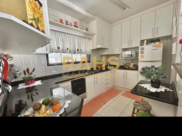 Imagem 14: Sobrado com 4 quartos sendo uma suíte com closet e 1 demi suite no piso inferior no