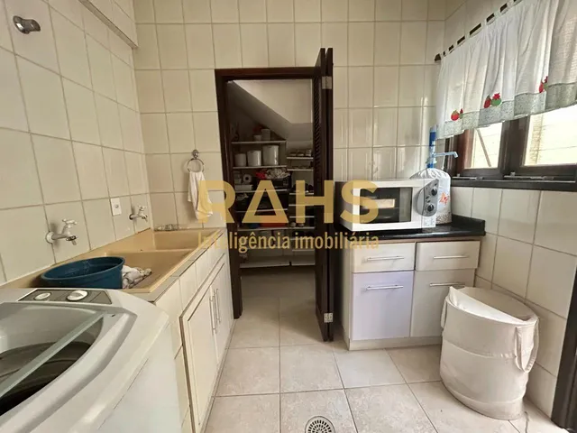 Imagem 8: Sobrado com 4 quartos sendo uma suíte com closet e 1 demi suite no piso inferior no