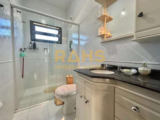 Imagem 4: Sobrado com 4 quartos sendo uma suíte com closet e 1 demi suite no piso inferior no
