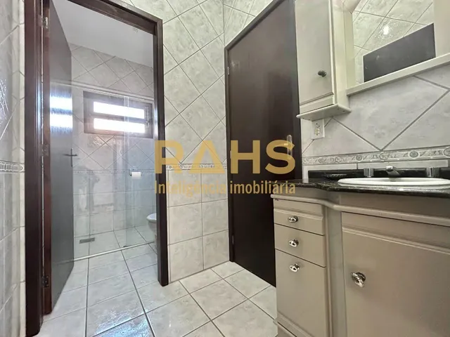 Imagem 9: Sobrado com 4 quartos sendo uma suíte com closet e 1 demi suite no piso inferior no