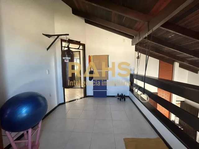 Imagem 7: Sobrado com 4 quartos sendo uma suíte com closet e 1 demi suite no piso inferior no