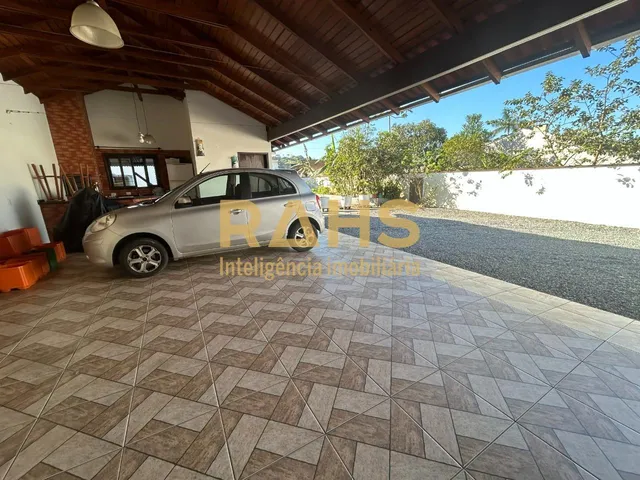 Imagem 2: Sobrado com 4 quartos sendo uma suíte com closet e 1 demi suite no piso inferior no