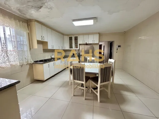 Imagem 10: Casa com 3 quartos sendo 1 suíte, 3 vagas de garagem, área de churrasqueira e amplo