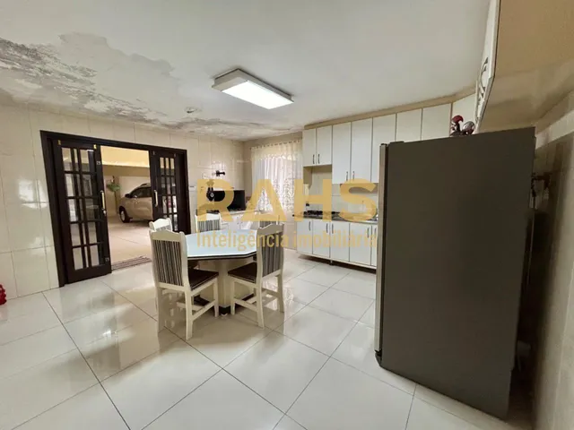 Imagem 6: Casa com 3 quartos sendo 1 suíte, 3 vagas de garagem, área de churrasqueira e amplo