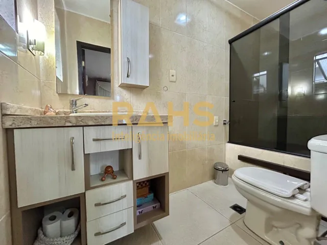 Imagem 2: Casa com 3 quartos sendo 1 suíte, 3 vagas de garagem, área de churrasqueira e amplo