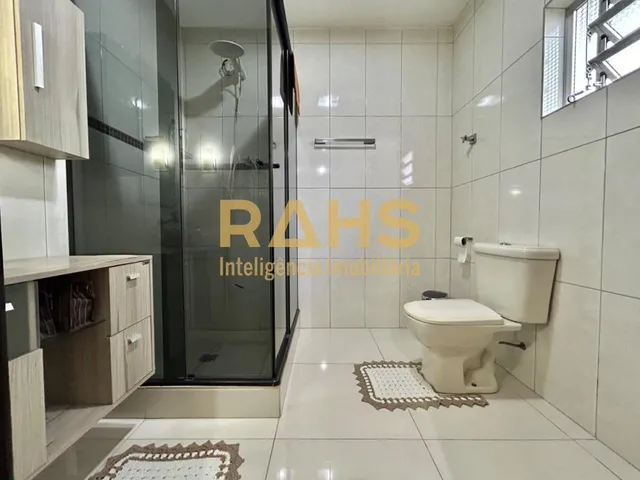 Imagem 3: Casa com 3 quartos sendo 1 suíte, 3 vagas de garagem, área de churrasqueira e amplo