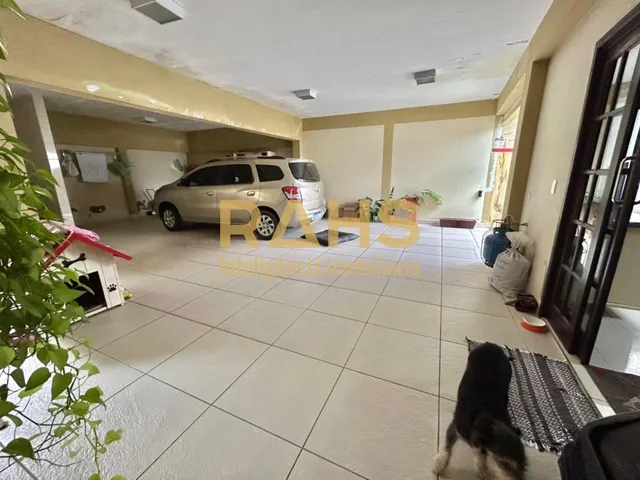 Imagem 4: Casa com 3 quartos sendo 1 suíte, 3 vagas de garagem, área de churrasqueira e amplo