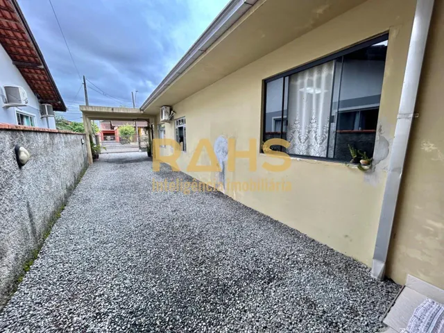Imagem 7: Casa com 3 quartos sendo 1 suíte, 3 vagas de garagem, área de churrasqueira e amplo