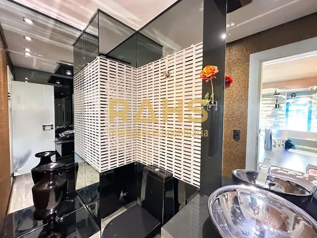 Imagem 13: Apartamento amplo com 4 suítes sendo 1 Master com closet e banheira na região mais