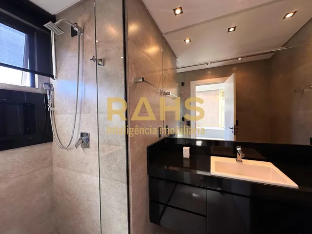 Imagem 16: Apartamento amplo com 4 suítes sendo 1 Master com closet e banheira na região mais