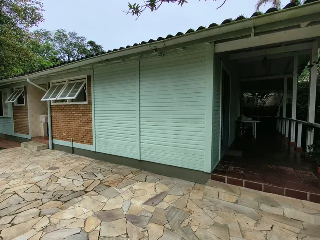 Imagem: A casa possui 3 Dormitórios, 1 Suíte, 2 Banheiros, 3