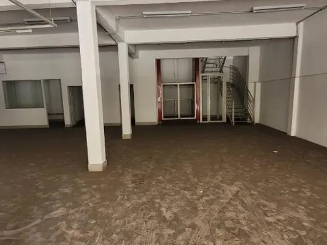 Imagem 13: Oportunidade Única: Galpão Comercial de 900m² com 8 Salas e 4 Banheiros no Bairro