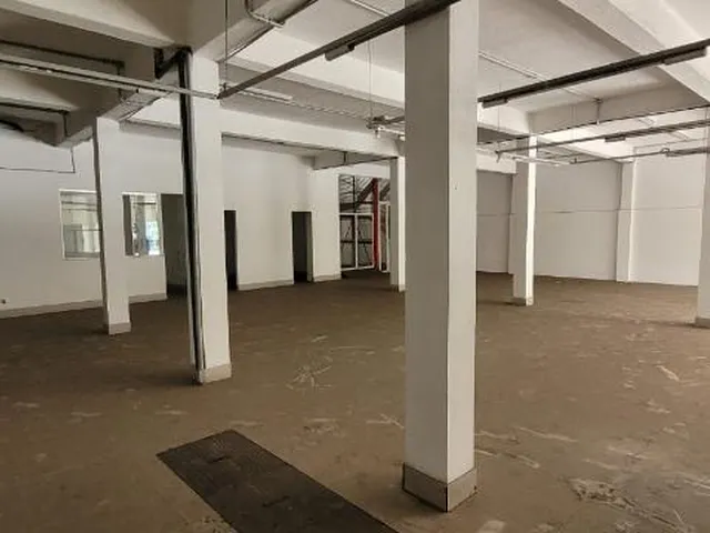 Imagem 2: Oportunidade Única: Galpão Comercial de 900m² com 8 Salas e 4 Banheiros no Bairro