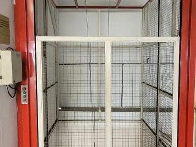 Imagem 3: Oportunidade Única: Galpão Comercial de 900m² com 8 Salas e 4 Banheiros no Bairro
