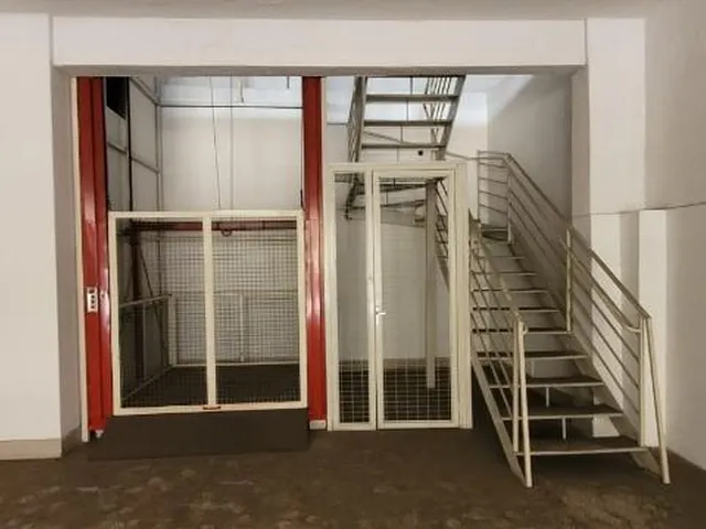 Imagem 10: Oportunidade Única: Galpão Comercial de 900m² com 8 Salas e 4 Banheiros no Bairro