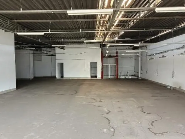 Imagem 14: Oportunidade Única: Galpão Comercial de 900m² com 8 Salas e 4 Banheiros no Bairro