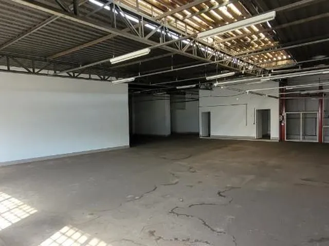 Imagem 8: Oportunidade Única: Galpão Comercial de 900m² com 8 Salas e 4 Banheiros no Bairro