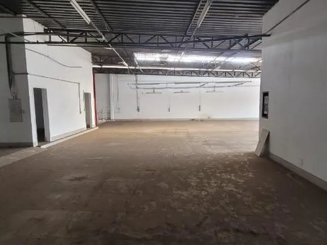 Imagem 15: Oportunidade Única: Galpão Comercial de 900m² com 8 Salas e 4 Banheiros no Bairro