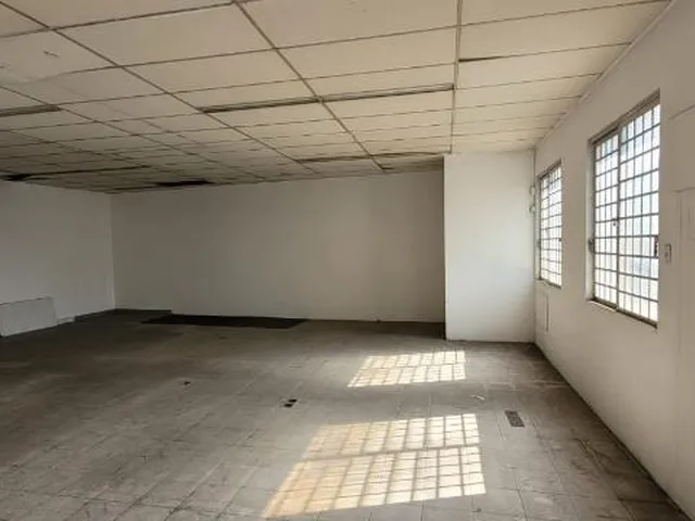 Imagem 4: Oportunidade Única: Galpão Comercial de 900m² com 8 Salas e 4 Banheiros no Bairro