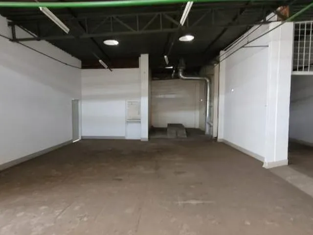 Imagem 12: Oportunidade Única: Galpão Comercial de 900m² com 8 Salas e 4 Banheiros no Bairro