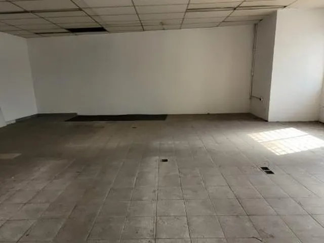 Imagem 11: Oportunidade Única: Galpão Comercial de 900m² com 8 Salas e 4 Banheiros no Bairro