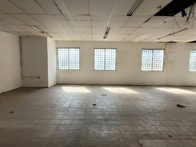 Imagem 5: Oportunidade Única: Galpão Comercial de 900m² com 8 Salas e 4 Banheiros no Bairro