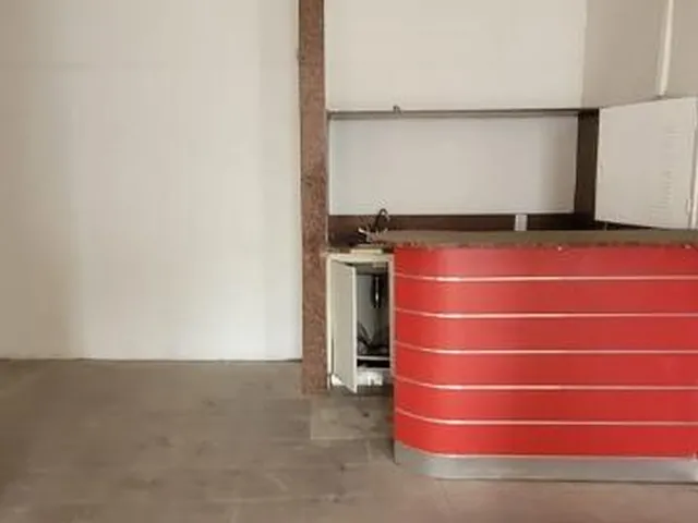 Imagem 9: Oportunidade Única: Galpão Comercial de 900m² com 8 Salas e 4 Banheiros no Bairro