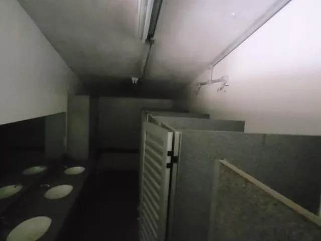 Imagem 16: Oportunidade Única: Galpão Comercial de 900m² com 8 Salas e 4 Banheiros no Bairro