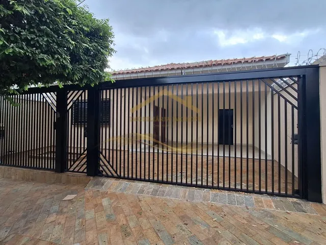 Imagem: A casa possui 5 Dormitórios, 1 Suíte, 3 Banheiros, 2