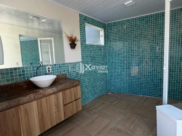 Imagem 16: Chácara de Alto Padrão com 16.000 m², 6 Quartos, Piscina, Lagoa e Estrutura Completa