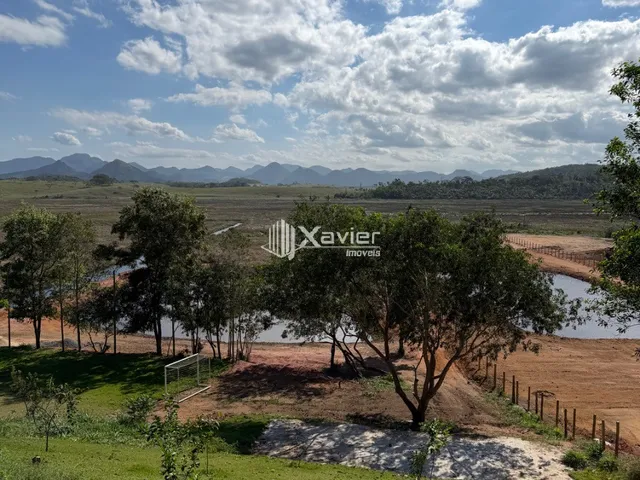 Imagem 12: Chácara de Alto Padrão com 16.000 m², 6 Quartos, Piscina, Lagoa e Estrutura Completa