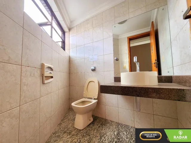 Imagem 11: 120m² internos. Amplo conjunto comercial com ar condicionado, edifício de esquina