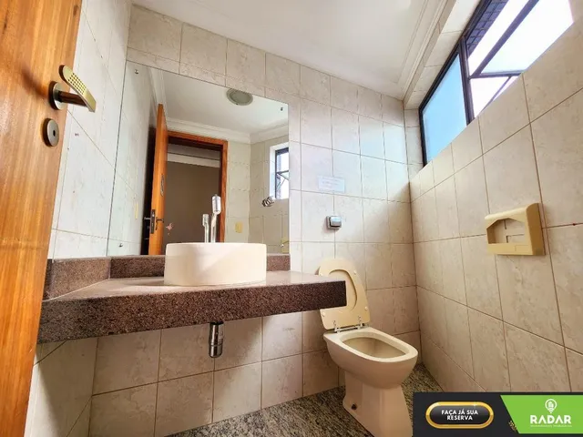Imagem 2: 120m² internos. Amplo conjunto comercial com ar condicionado, edifício de esquina