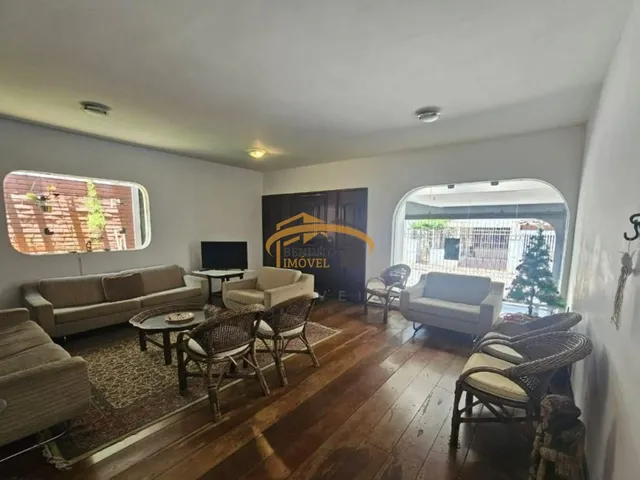 Imagem: A casa possui 4 Dormitórios, 3 Suítes, 5 Banheiros, 3