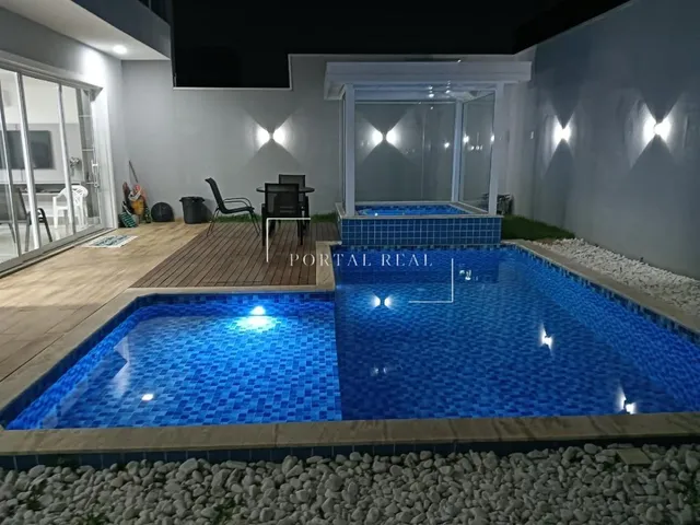 Imagem: A casa possui 3 Dormitórios, 3 Suítes, 5 Banheiros, 4