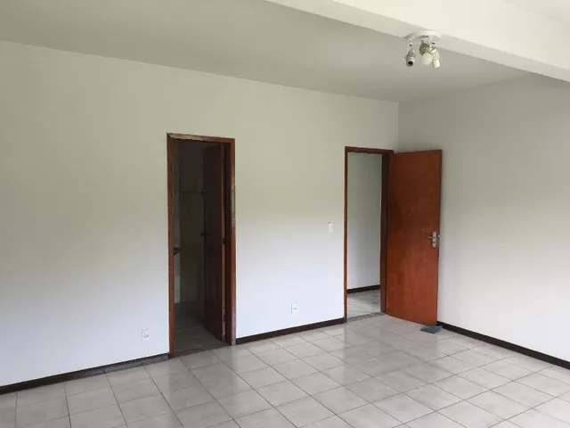Imagem 4: VENDO EXCELENTE CASA TRIPLEX EM CAMPO GRANDE - RJ Localização: Próximo à Estrada do