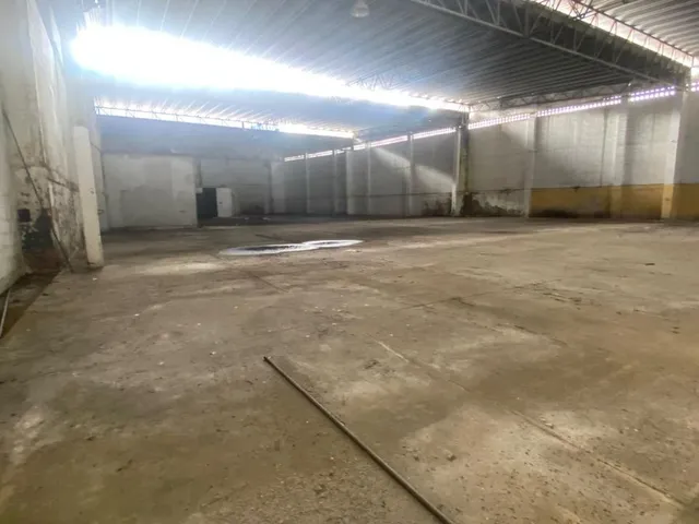Imagem 1: Galpão Comercial à Venda em Salvador-BA, Bairro Comércio: 1 Sala, 3 Banheiros, 10