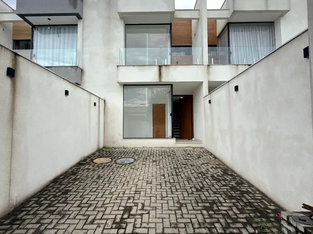 Imagem: A casa possui 3 Dormitórios, 2 Suítes, 3 Banheiros, 3