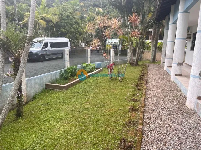 Imagem 2: Ampla casa completamente climatizada, com 5 dormitórios, área de lazer com piscina