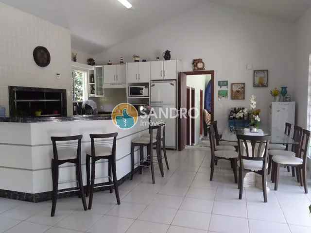 Imagem 3: Casa a Apenas 100M da Praia da Conceição À Venda em Bombinhas! 5 Quartos, 4 Suítes, 5 Banheiros, Piscina..