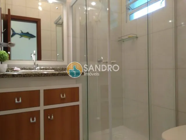 Imagem 10: Casa a Apenas 100M da Praia da Conceição À Venda em Bombinhas! 5 Quartos, 4 Suítes, 5 Banheiros, Piscina..