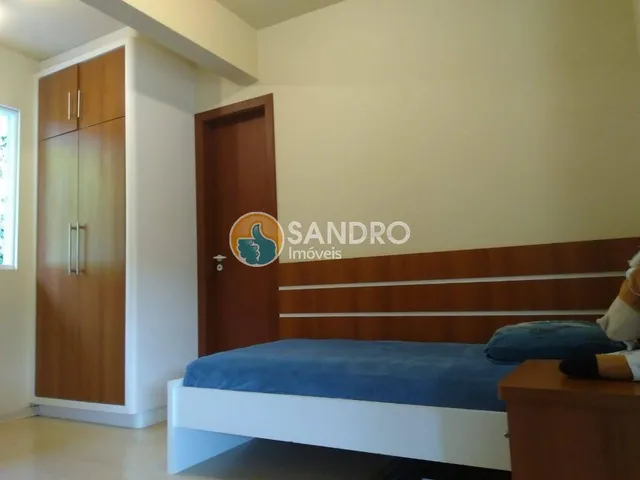 Imagem 7: Casa a Apenas 100M da Praia da Conceição À Venda em Bombinhas! 5 Quartos, 4 Suítes, 5 Banheiros, Piscina..