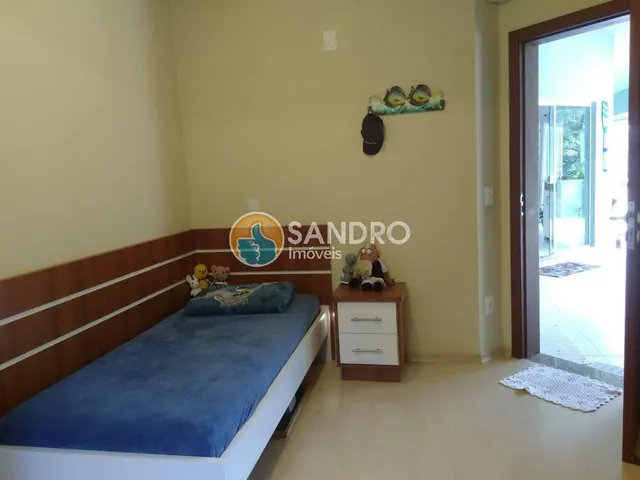 Imagem 15: Casa a Apenas 100M da Praia da Conceição À Venda em Bombinhas! 5 Quartos, 4 Suítes, 5 Banheiros, Piscina..