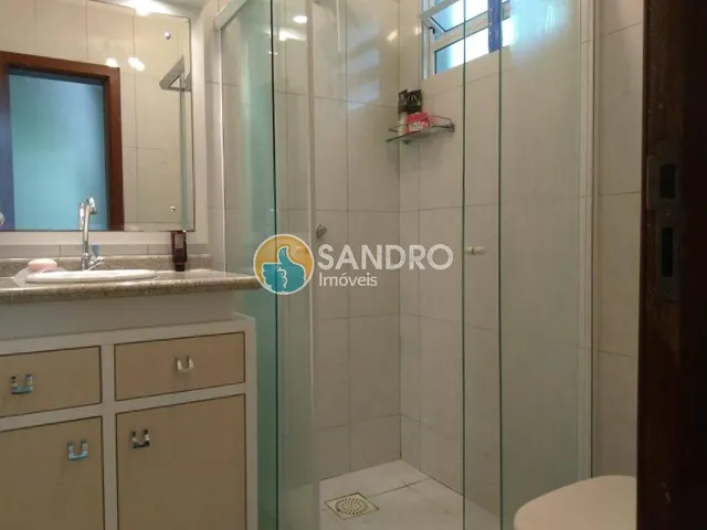 Imagem 8: Casa a Apenas 100M da Praia da Conceição À Venda em Bombinhas! 5 Quartos, 4 Suítes, 5 Banheiros, Piscina..