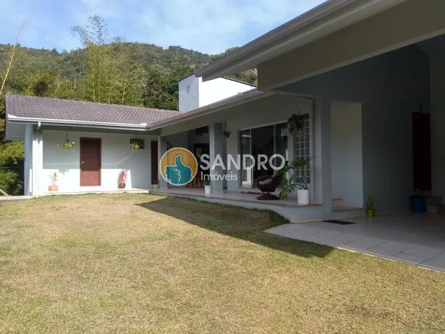Imagem 4: Casa a Apenas 100M da Praia da Conceição À Venda em Bombinhas! 5 Quartos, 4 Suítes, 5 Banheiros, Piscina..