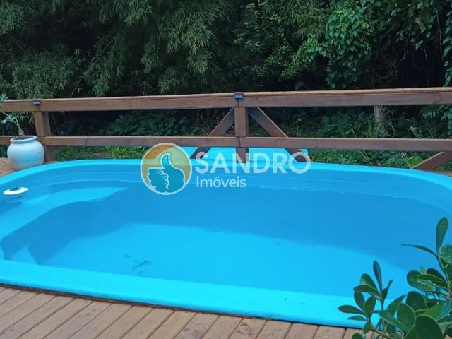 Imagem 2: Casa a Apenas 100M da Praia da Conceição À Venda em Bombinhas! 5 Quartos, 4 Suítes, 5 Banheiros, Piscina..