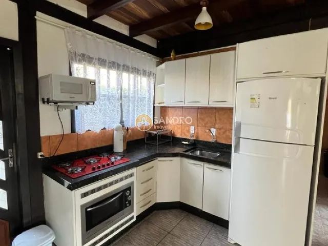Imagem 3: Casa Grande com Piscina para Temporada em Bombinhas - 4 Quartos, Próxima à Praia de